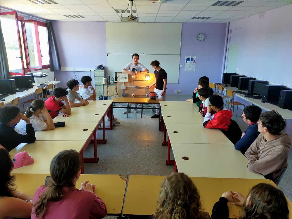  2 Ambassadeurs juniors font la promotion du lycée